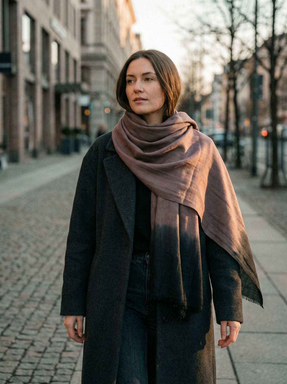 Cinerous grey Tagelmust styled as a lightweight travel scarf for women, Touareg inspired Moroccan headscarf ideal for safari adventures and warm desert climates.