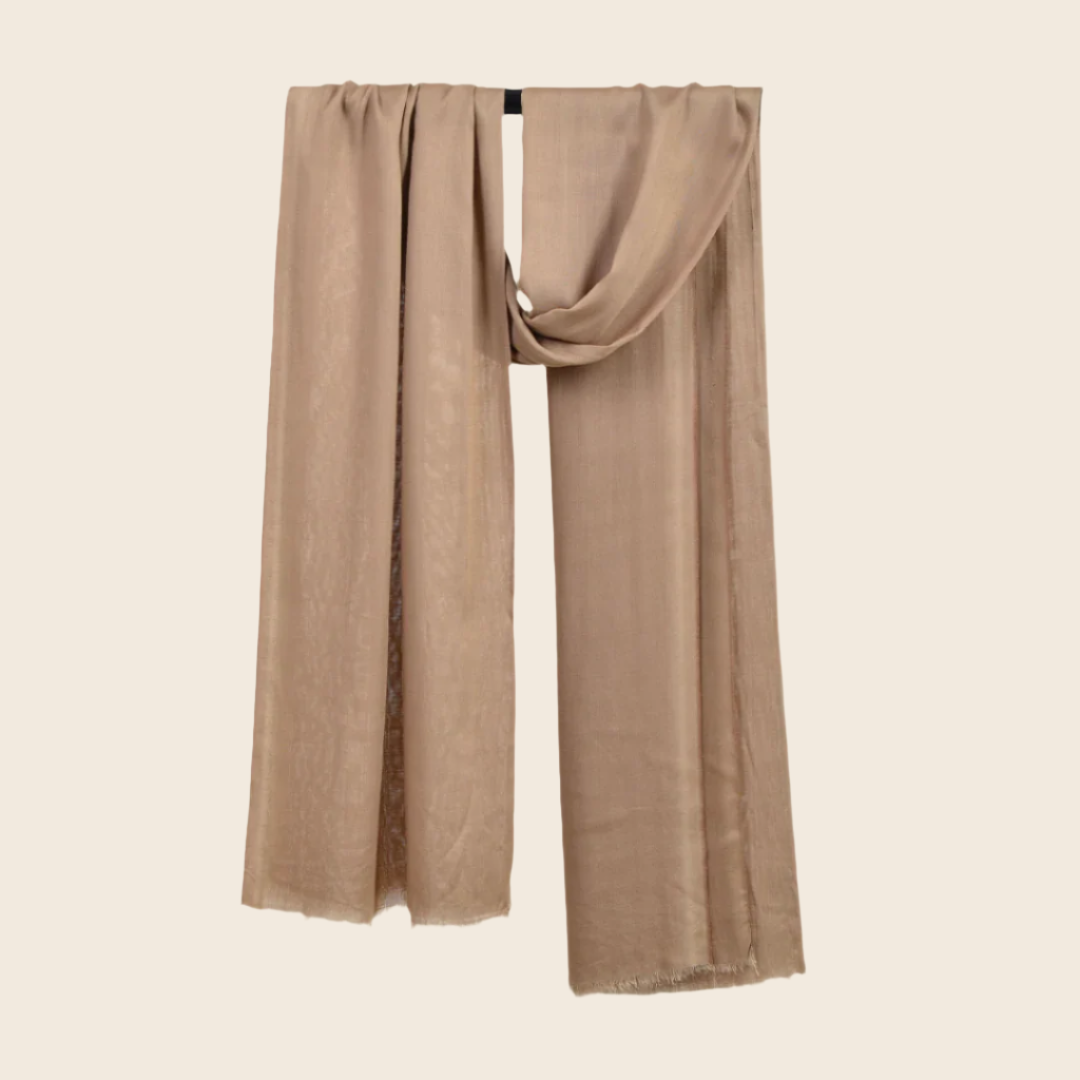 Khaki Original Tagelmust scarf – soft beige / light‑brown Moroccan headscarf hanging gracefully, sustainably sourced and lightweight, ideal for nomadic travelers searching for khaki or neutral scarves for hot‑weather, dry‑climate adventures.