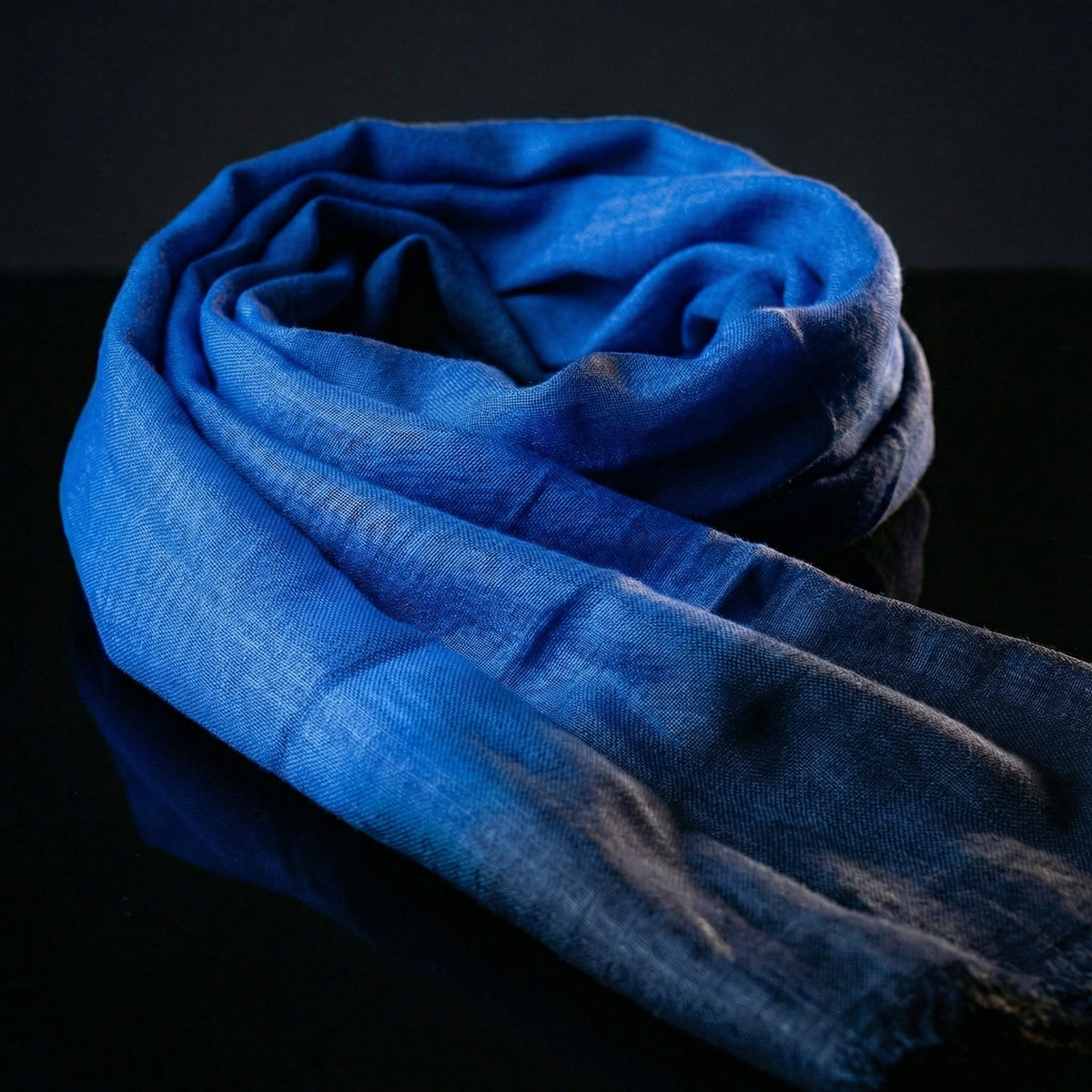 Indigo Tagelmust crafted in soft rayon fabric, a versatile safari scarf for Nomad exploration.